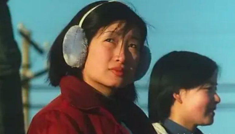 文班亚马垫脚躲过吹罚！布伦森脚踝90度反关节 美媒：明显的犯规